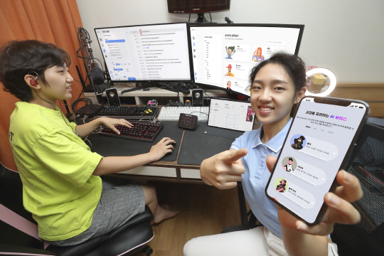 어린이 모델들이 KT 'AI 보이스 스튜디오'를 활용해 콘텐츠를 제작하고 있다.  KT 제공